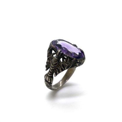 Prachtige zilveren fantasie ring met paarse ovalen edelsteen. En prachtige omlijsting van een schorpioen.