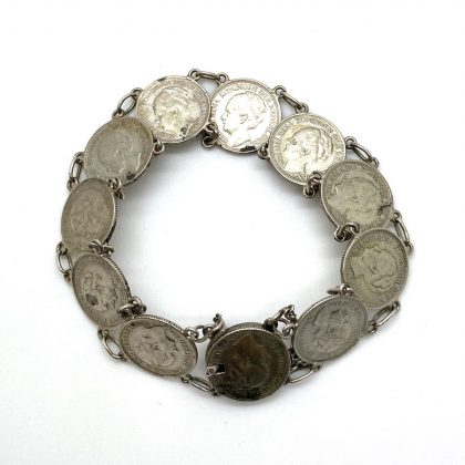 Zilveren armband van dubbeltjes met Koningin Wilhelmina erop.