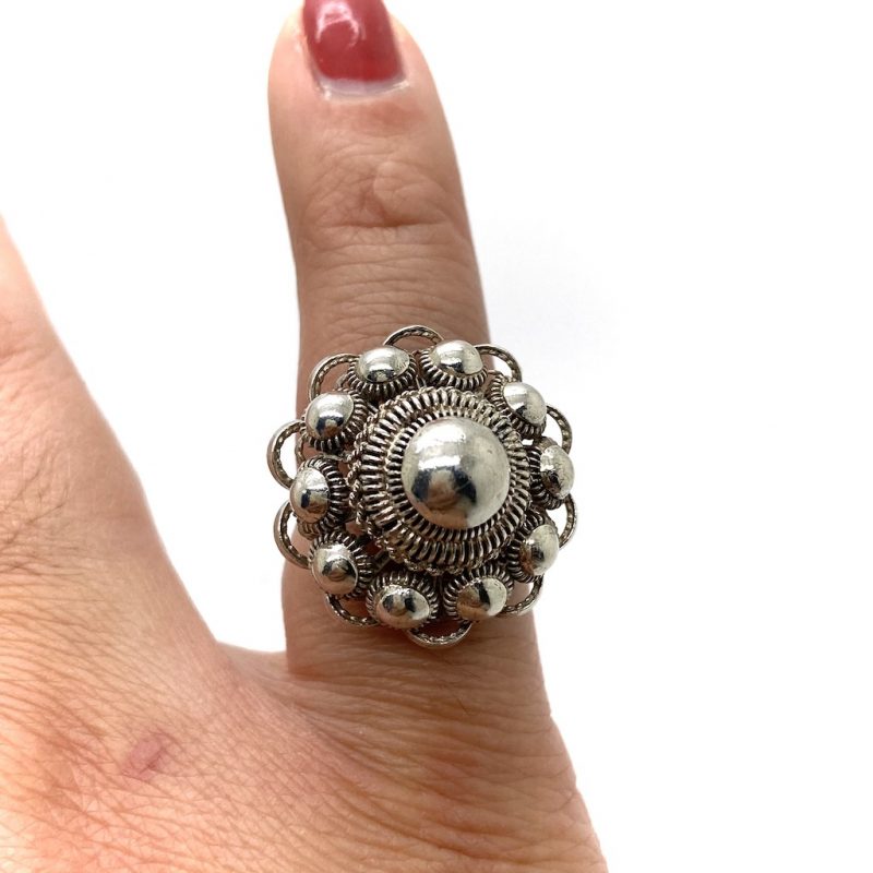 Zilveren ring met grote Zeeuwse knop.