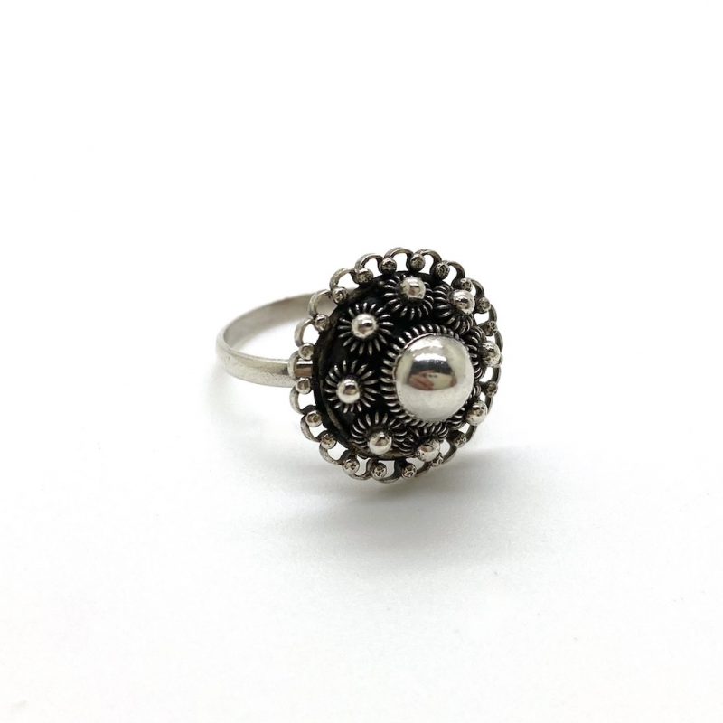Zilveren ring met Zeeuwse knop