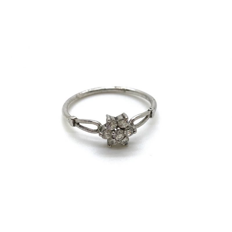 Kleine zilveren ring met bloempje bestaande uit zirkonia stenen.