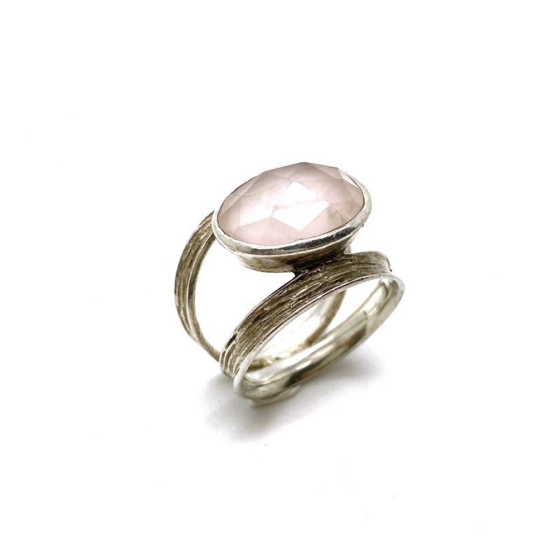 Zilveren fantasie ring met in het midden een ovalen kwarts. De ring bestaat als het ware uit twee ringen die samen de steen vasthouden.