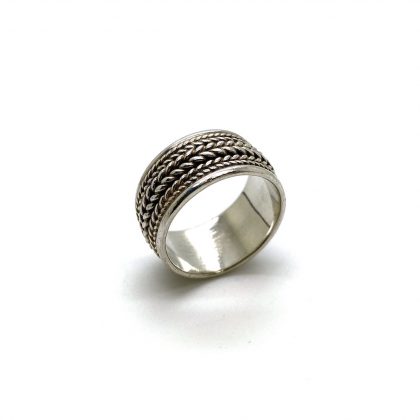 Zilveren Boho ring gevlochten in het zilver.