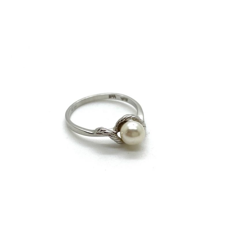 Zilveren ring met parel in het midden.