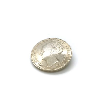 Broche van zilveren gulden uit 1940.