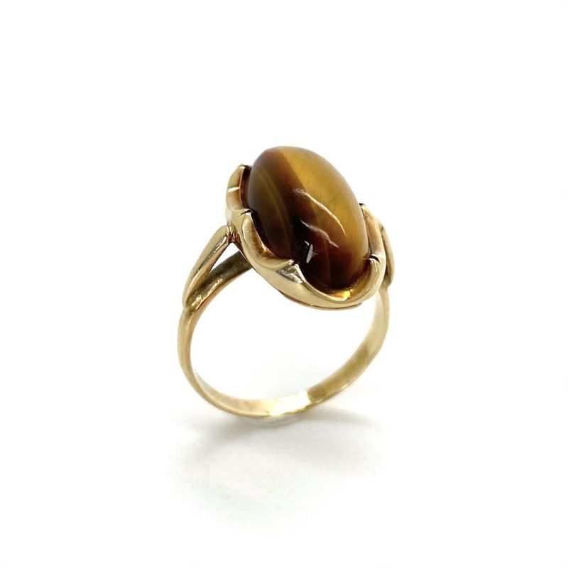 Gouden ring met ovalen tijgeroog edelsteen.