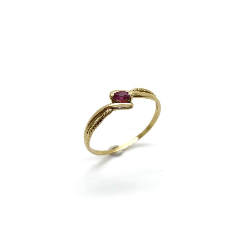 Subtiele en elegante ring van 14 karaat goud met een kleine robijn steen.