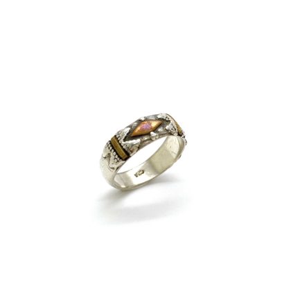 Zilveren fantasie ring met koperkleurige accenten.