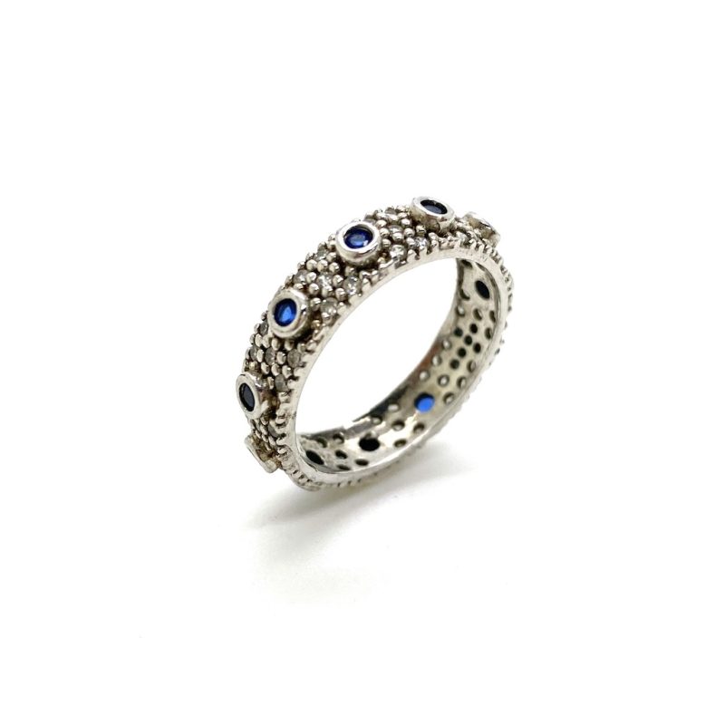 Zilveren ring vol met witte en blauwe zirkonia stenen.