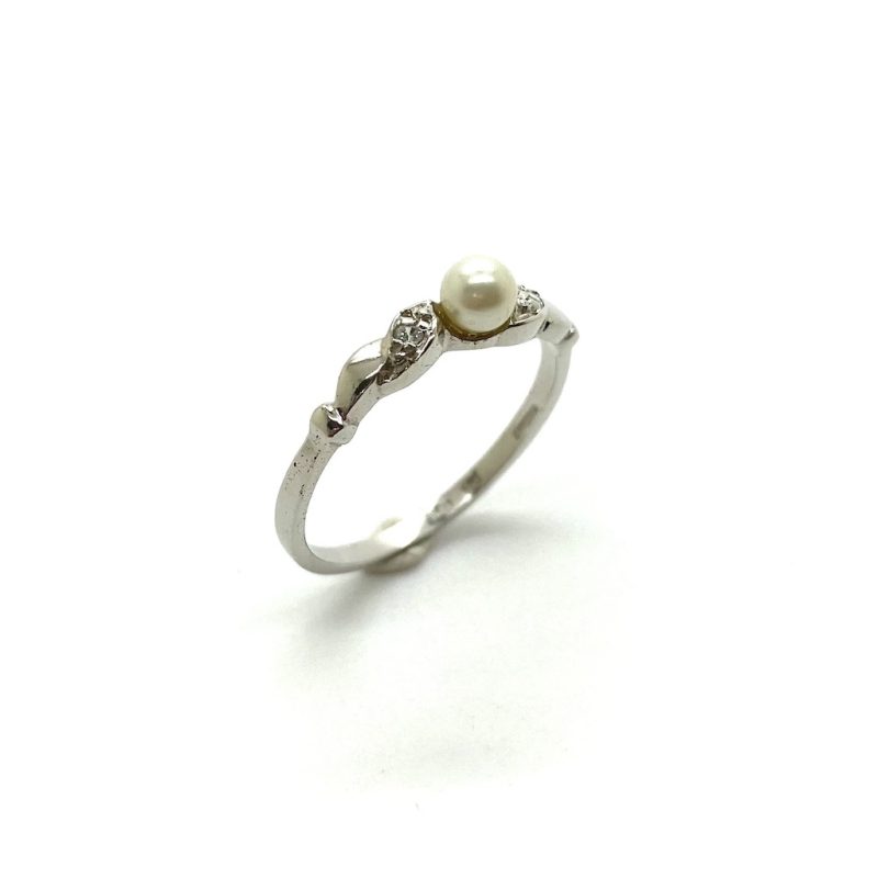 Zilveren ring met parel en zirkonia.