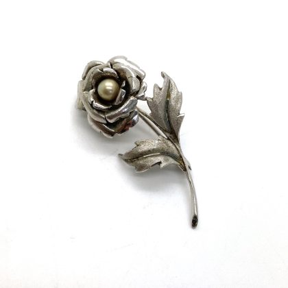 Zilveren broche van roos met parel.