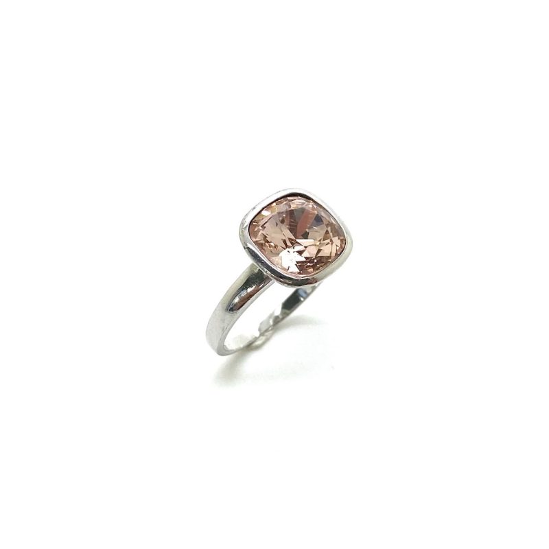 Zilveren ring met vierkante morganiet steen.