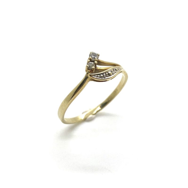 Gouden fantasie ring met twee zirkonia stenen.