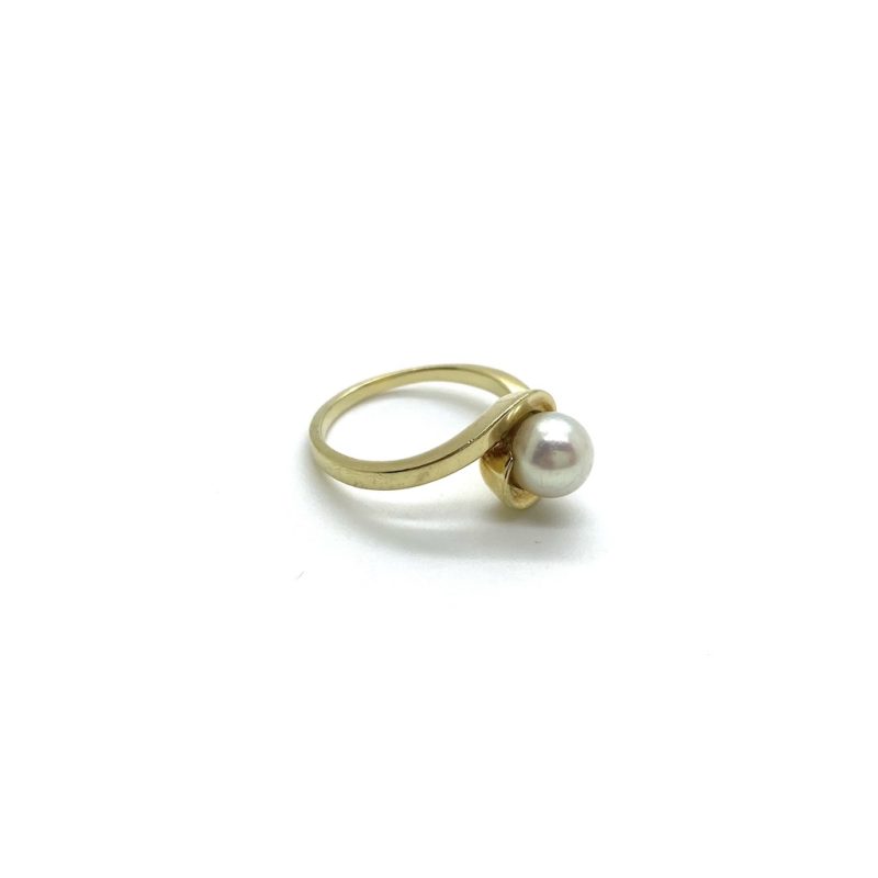 Vintage gouden ring met een parel.