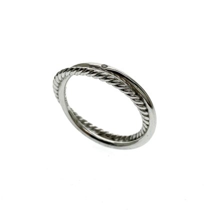 Zilveren twist ring met een kleine zirkonia.