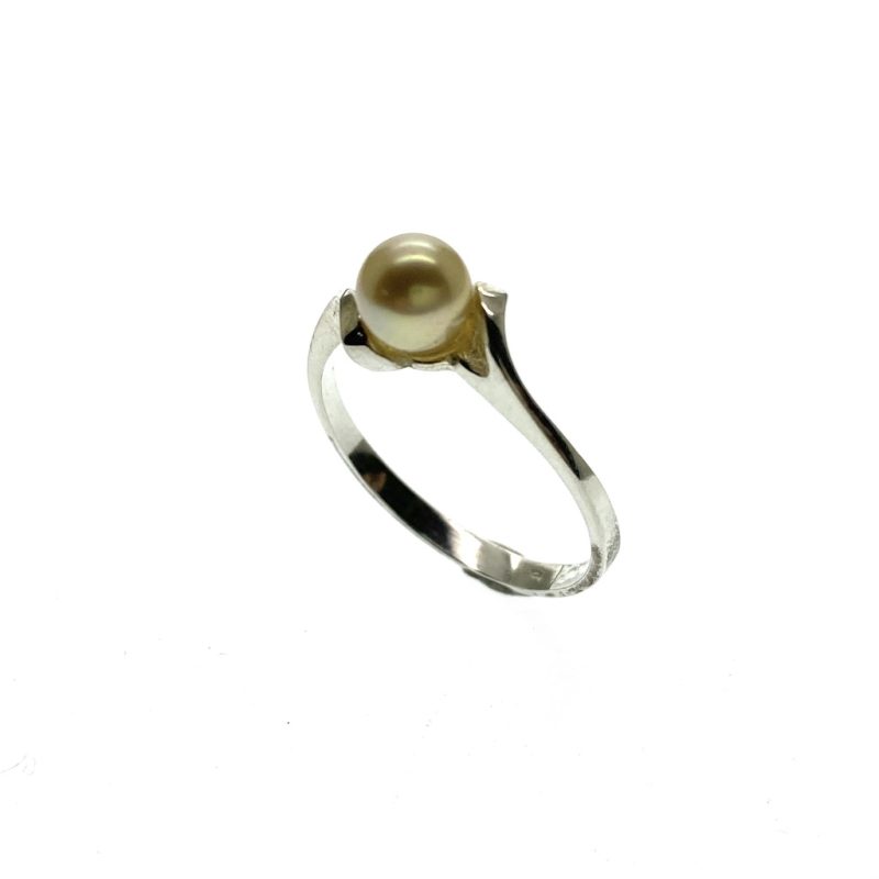 Zilveren ring met parel.
