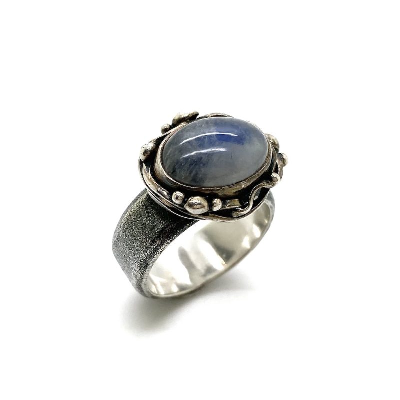 Zilveren ring met donkere zilveren kleur en blauwe bergkristal.