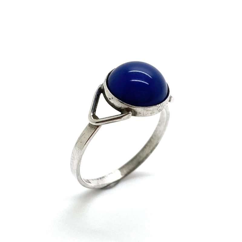 Zilveren ring met rond geslepen blauwe agaat.