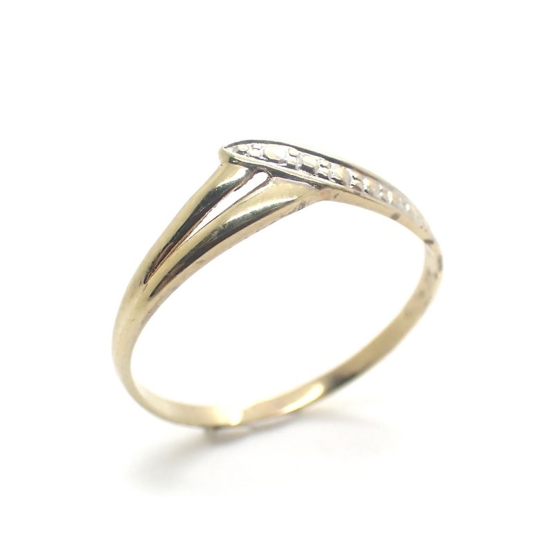Gouden fantasie ring met driehoekige vorm in 14 karaat.