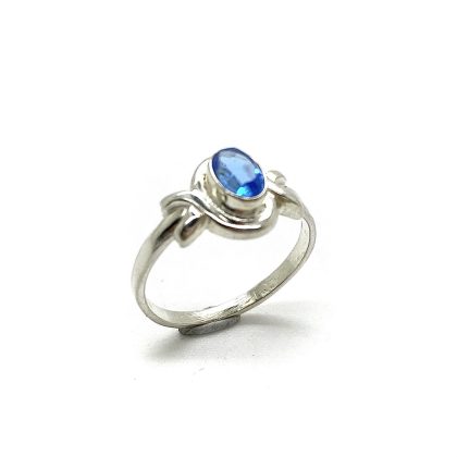 Zilveren kleine ring met een blauwe zirconia.