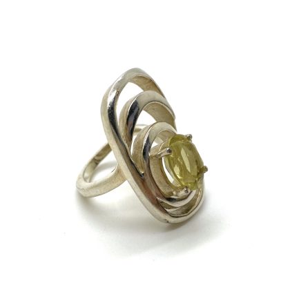 Zilveren fantasie ring met gele steen.