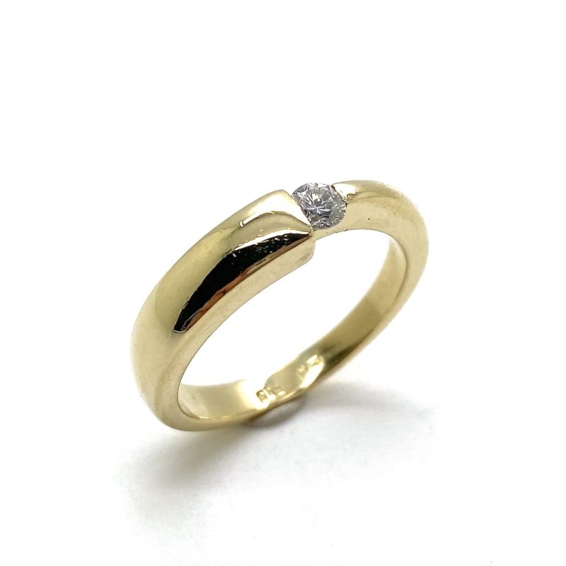 Vintage gouden ring gezet met een diamant.