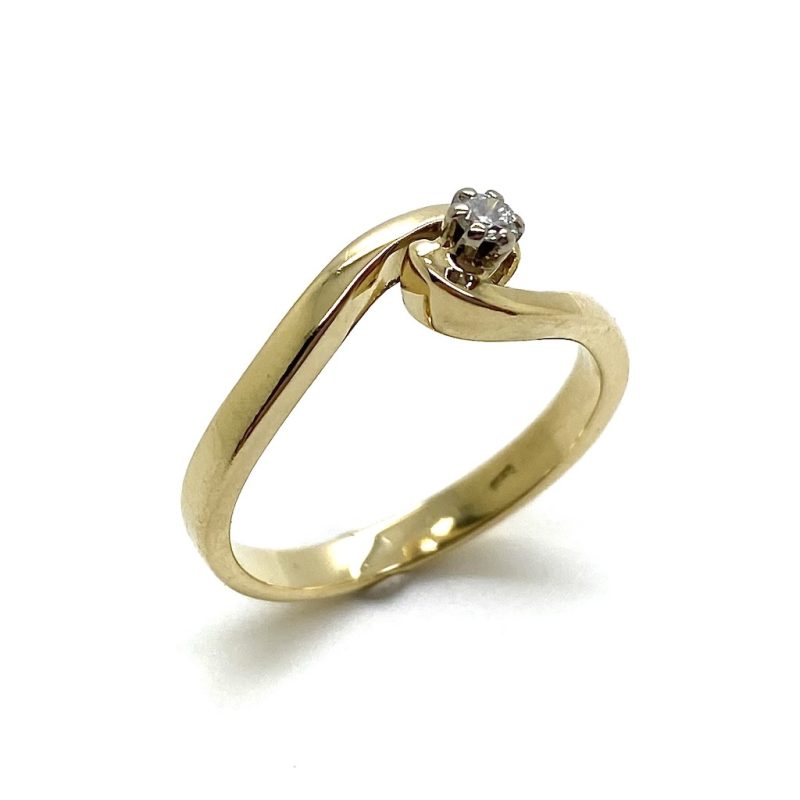 Gouden ring gezet met diamant.