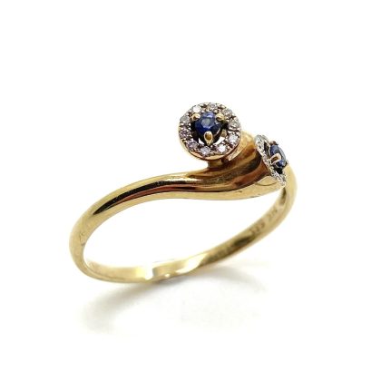 Gouden ring met diamanten en saffieren.