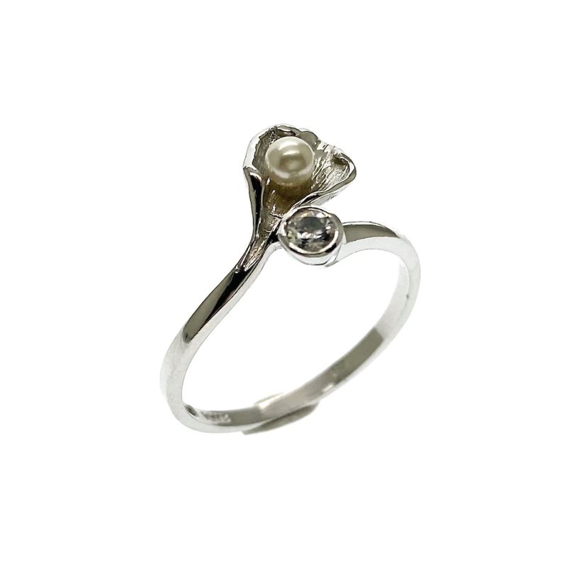 Zilveren vintage ring gezet met parel en zirconia.