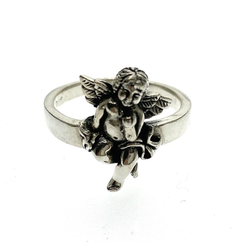 Vintage zilveren ring met een engel.