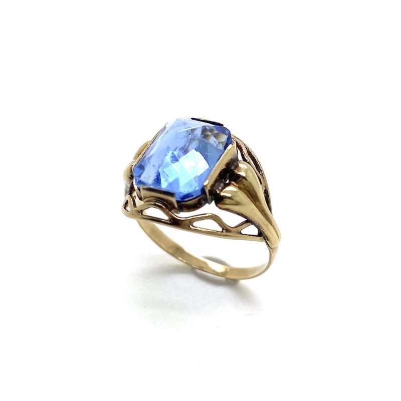 Gouden vintage ring gezet met blauwe topaas.