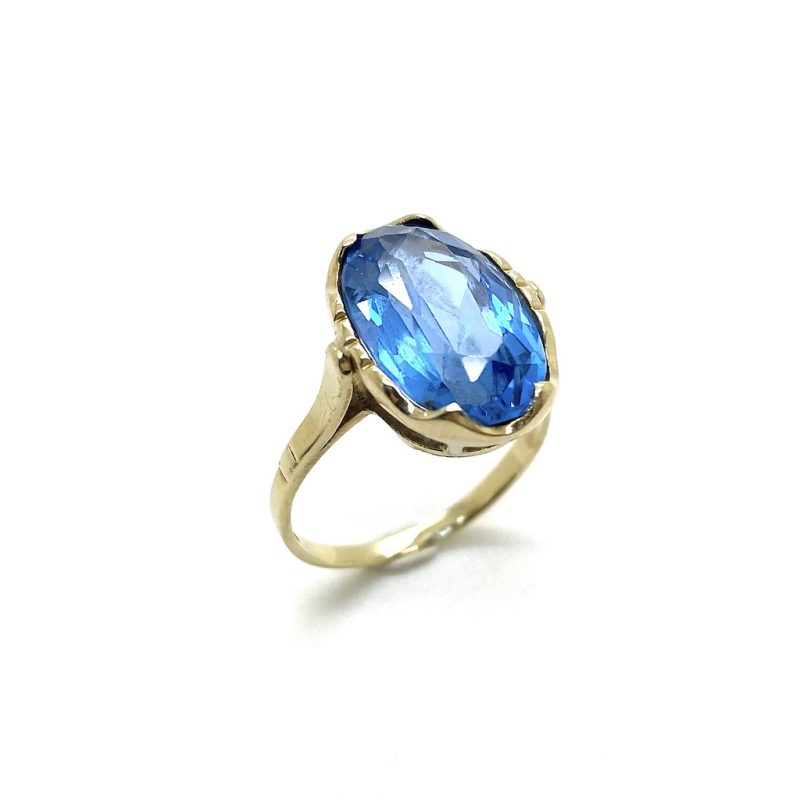 Vintage gouden ring met helder blauwe topaas steen.