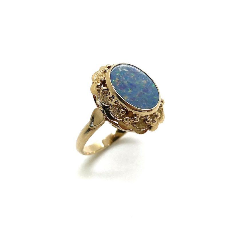 Gouden vintage ring gezet met triplet opaal.