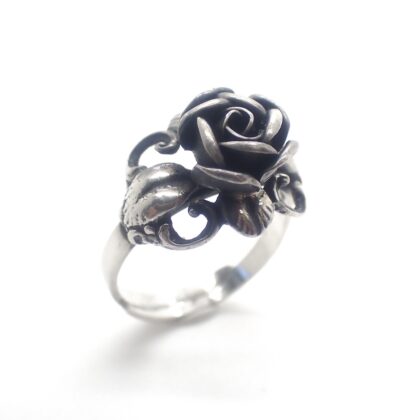 Vintage zilveren ring met een roos als ringknop.