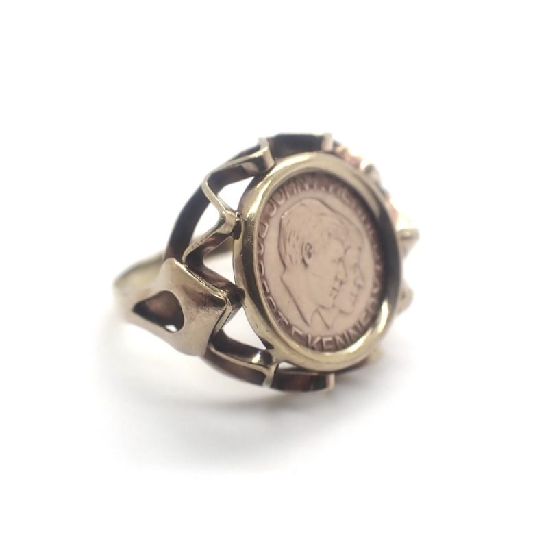 Gouden vintage ring gemaakt van een J.F. Kennedy munt.