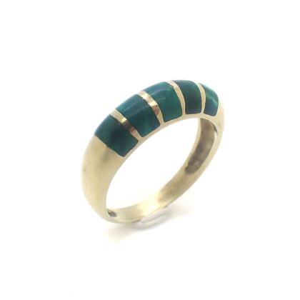 Vintage gouden ring met groene jaspis erin verwerkt.