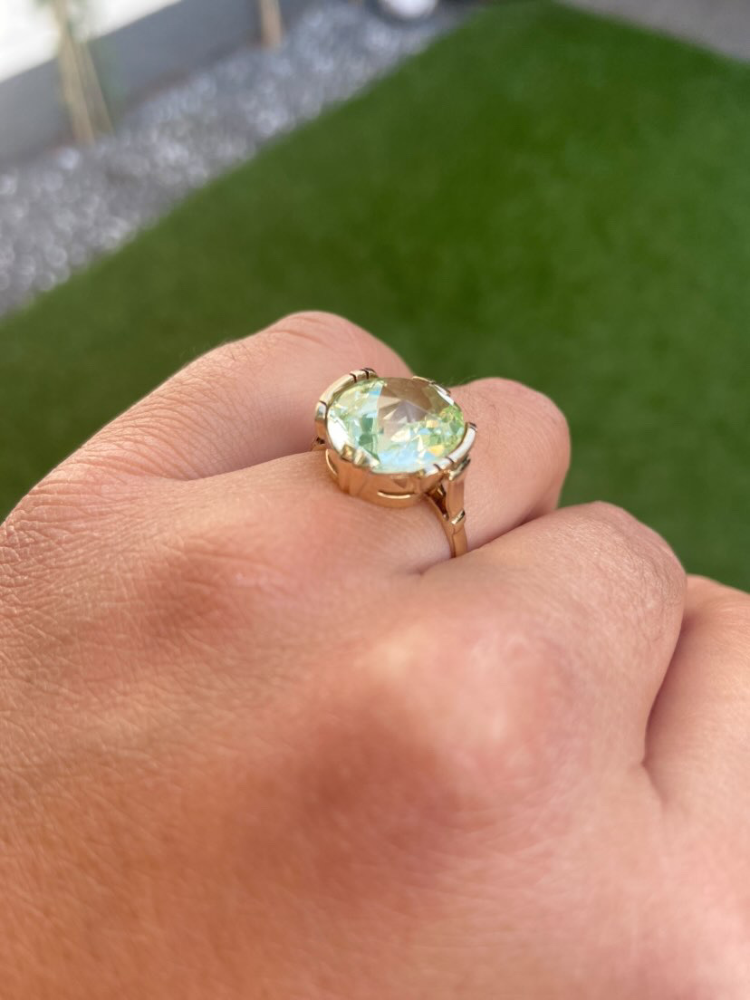 Beperkt instinct meest Vintage gouden ring met licht groene steen - Juwelen van toen