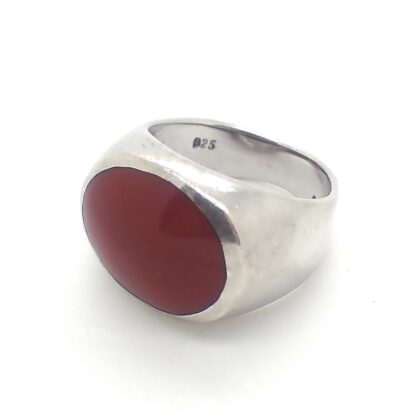 Vintage zilveren brede fantasie ring gezet met ovaal geslepen rode onyx steen.