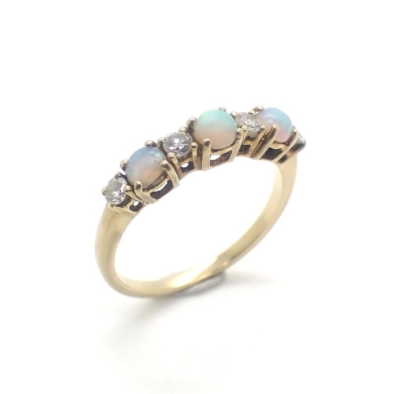 Vintage gouden ring met diamanten en opaal.