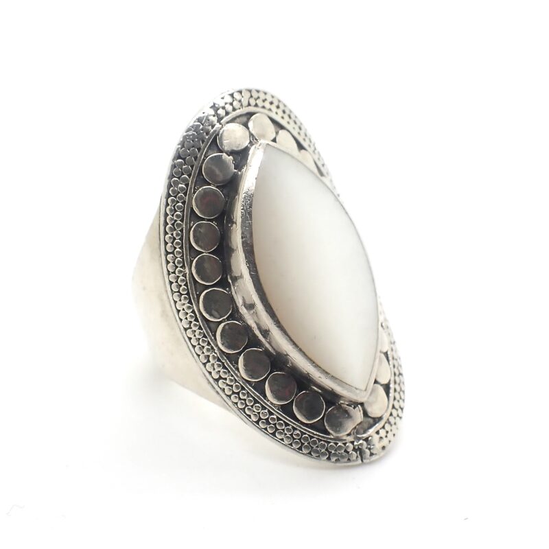 Vintage zilveren ring gezet met parelmoer.