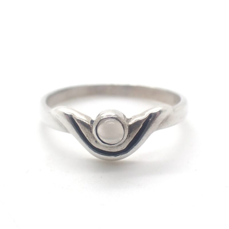 Zilveren fantasie ring met steen.