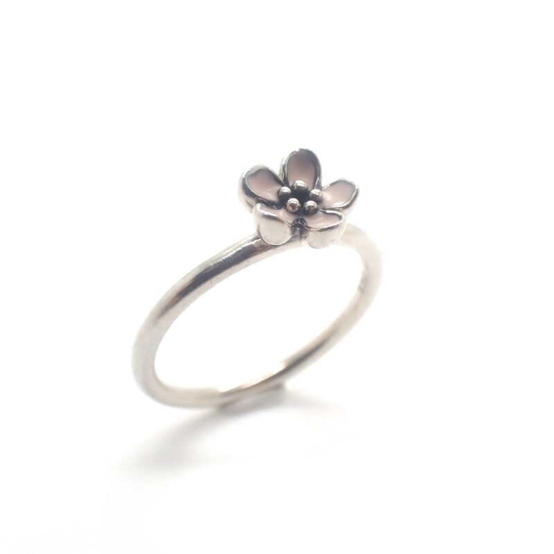 Vintage zilveren ring met een lichtroze bloem.