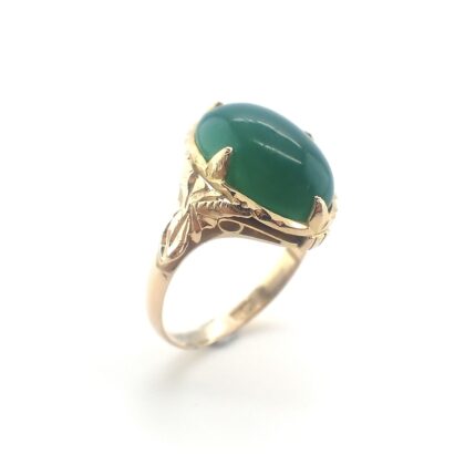 Vintage gouden ring met Imperial jade ovaal geslepen steen.
