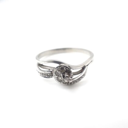 Vintage witgouden sierlijke ring gezet met diamanten.