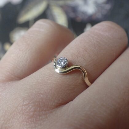 Vintage geelgouden ring gezet met diamant in fantasievorm.