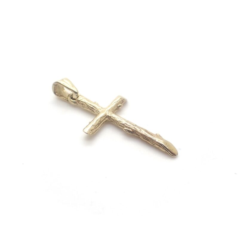 Gouden hanger van een kruis.