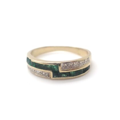 Vintage gouden ring gezet met smaragd en diamanten.
