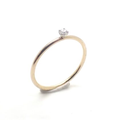 Vintage gouden solitair ring gezet met diamant van 0,035 ct.