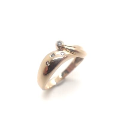 Vintage rosé gouden ring gezet met diamanten.