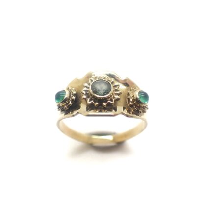 Vintage gouden ring gezet met drie smaragden.